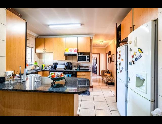 3 BEDROOM TOWNHOUSE FOR SALE IN BEDFORDVIEW